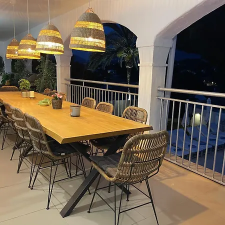 Villa Lovely In The Location 10-12 Beds!