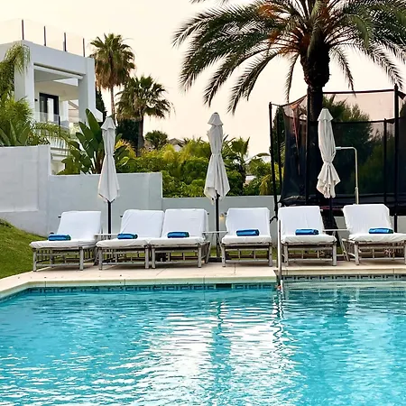 Lovely In The Location 10-12 Beds! Villa