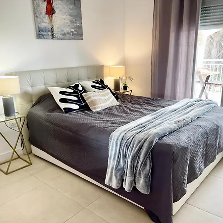 Lovely In The Location 10-12 Beds!