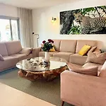Villa Lovely In The Location 10-12 Beds!