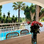 Lovely In The Location 10-12 Beds!