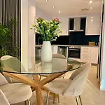 Lovely In The Location 10-12 Beds!