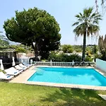 Lovely In The Location 10-12 Beds! Villa
