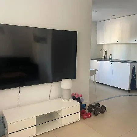 Lovely In The Location 10-12 Beds!