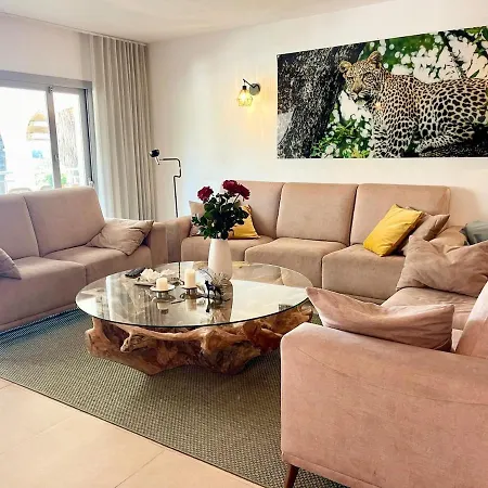 Villa Lovely In The Location 10-12 Beds!