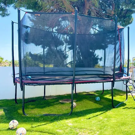 Вілла Lovely In The Location 10-12 Beds!