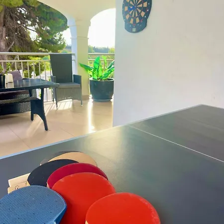 Villa Lovely In The Location 10-12 Beds!