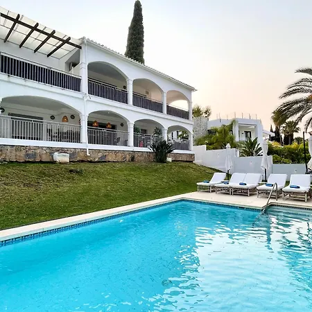 Lovely In The Location 10-12 Beds!