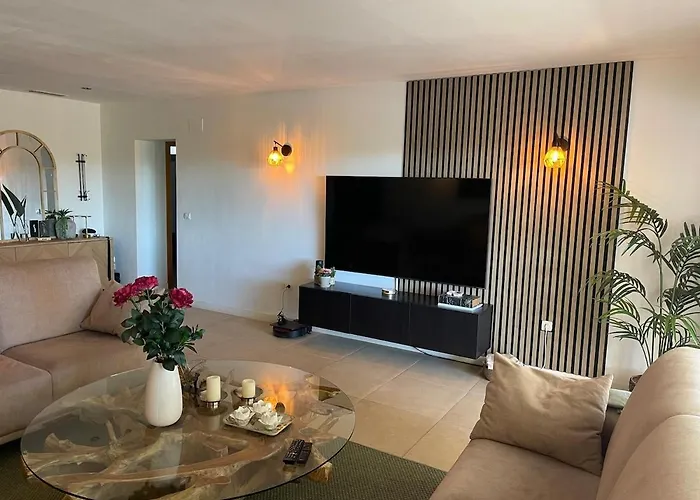 Lovely In The Location 10-12 Beds! *