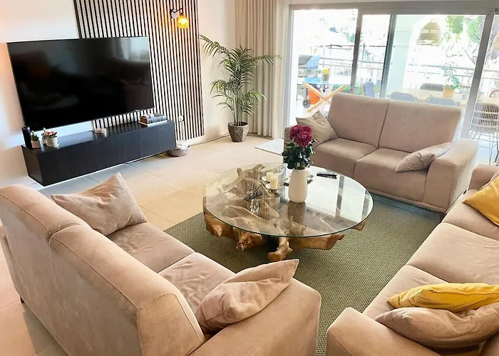 Lovely In The Location 10-12 Beds! Willa