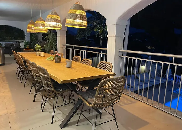 Villa Lovely In The Location 10-12 Beds!
