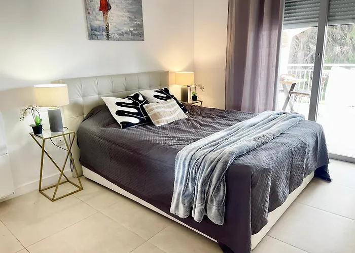 Lovely In The Location 10-12 Beds!