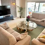 Lovely In The Location 10-12 Beds! Villa
