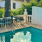 Villa Lovely In The Location 10-12 Beds!
