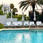 Lovely In The Location 10-12 Beds! Villa