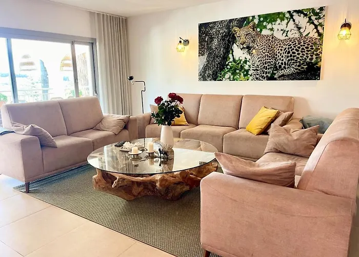 Villa Lovely In The Location 10-12 Beds!