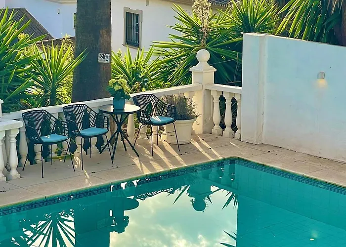 Villa Lovely In The Location 10-12 Beds!