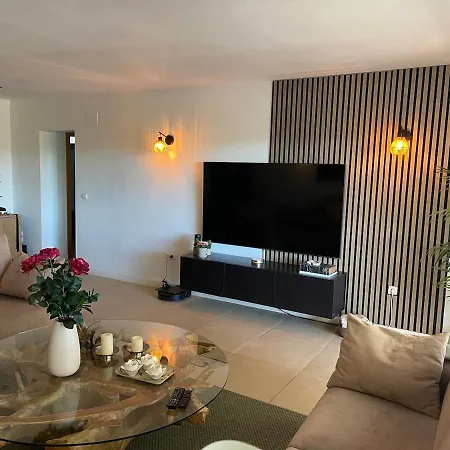 Lovely In The Location 10-12 Beds! *