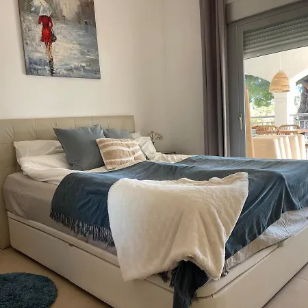 Lovely In The Location 10-12 Beds!