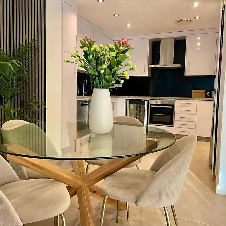 Lovely In The Location 10-12 Beds!